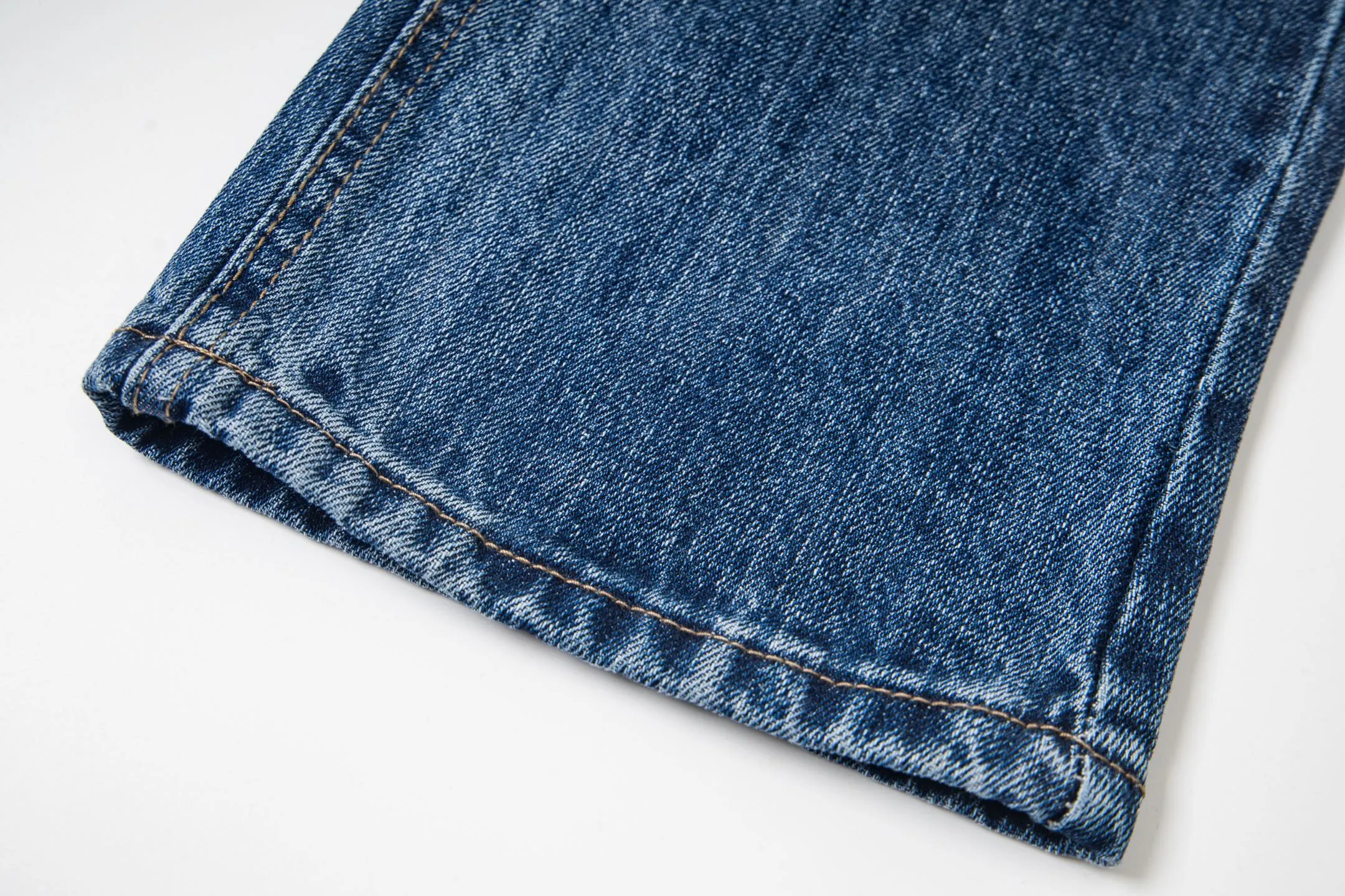 P260 Chrome Hearts Miami Limited Pants Blue Leather Cross Couple Jeans are a hot trend this season and are sought after by countless celebrities and fashionistas. The neat details of the cutting process add color to the playful fashion! The neat and meticulous design, and the well-fitting structure is unique. The upper body not only has outstanding recognition, but also looks younger and younger. A style with the ultimate wearing meaning and performance, gorgeous color matching, and the craftsmanship of this style is also extremely extraordinary. After the finished product is washed, it is disassembled and hand-made with sheepskin cross leather and then spliced ​​together to complete. The whole piece has too many craftsmanship to describe. It is decorated with patchwork cross flowers and high-waisted washed jeans! ! Absolutely high-end luxury product, a god-level single product, a super popular product, made by top heavy industry, a magic weapon that cannot be missed to hit the streets. Style number: 1832 Size: 28 30 32 34 36 Color: blue